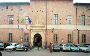 piacenza-prende-la-moglie-a-martellate-in-tribunale