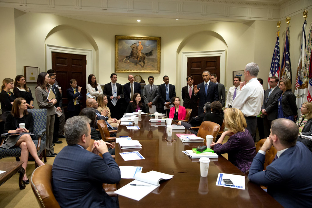 Il Presidente Obama incontra il proprio staff dopo le elezioni di mid-term 