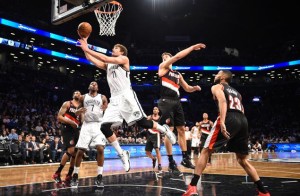 Brook Lopez a canestro