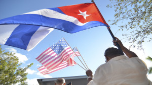 EL EXILIO CUBANO PROTESTA CONTRA LAS "INFAMES CONCESIONES" DE OBAMA A CASTRO