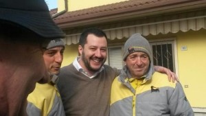 Salvini e il benzinaio Graziano Staccchio simbolo della proposta di legge della Lega Nord