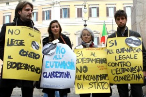 Foto Roberto Monaldo / LaPresse21-02-2011 RomaInterniP.zza Montecitorio, presidio in favore del testamento biologico organizzato dall'associazione Luca CoscioniNella foto Un momento della manifestazionePhoto Roberto Monaldo / LaPresse21-02-2011 RomeSit-in to support the biological testament organized by Luca Coscioni associationIn the photo A moment of demonstration