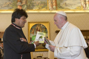 Morales con Papa Francesco dona libri sulla coca