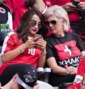 La madre dei fratelli Xhaka inghilterra