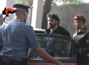 Il fermo immagine tratto da un video dei Carabinieri mostra le fasi dell'arresto di Ernesto Fazzalari a Taurianova (Reggio Calabria), 26 giugno 2016. ANSA/CARABINIERI +++ ANSA PROVIDES ACCESS TO THIS HANDOUT PHOTO TO BE USED SOLELY TO ILLUSTRATE NEWS REPORTING OR COMMENTARY ON THE FACTS OR EVENTS DEPICTED IN THIS IMAGE; NO ARCHIVING; NO LICENSING +++