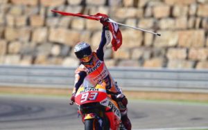 Marquez festeggia sotto il "muro" del Motorland