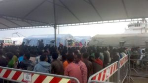 Un momento dello sbarco dei 435 migranti arrivati a Cagliari intorno alle 16 a bordo della nave militare tedesca Schleswig-Holstein, 1 Agosto 2015. primi a scendere sono state le 130 donne e i 22 bambini, quasi tutti al di sotto dei tre anni e accompagnati dalle famiglie. ANSA/ MANUEL SCORDO