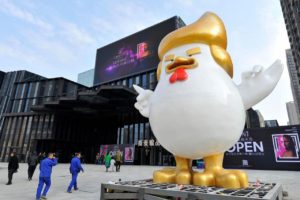 Cina, enorme statua di Donald Trump come gallo