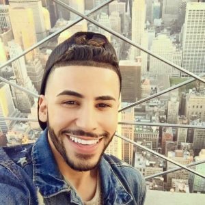 youtuber Adam Saleh fatto scendere dall'aereo