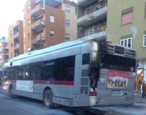 autobus prende fuoco