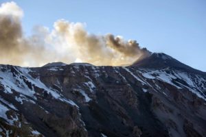 etna continua ad eruttare