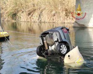 auto nel fiume