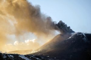 etna continua ad eruttare