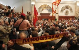 invasione del parlamento macedone