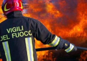 Genova incendio getta figlio dalla finestra