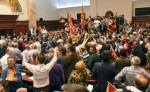 invasione del parlamento macedone