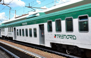 ragazza scende da treno