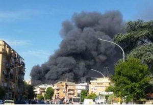 incendio in uno sfasciacarrozze