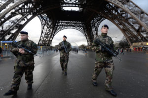 parigi, sei militari travolti