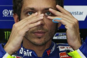 valentino rossi cade