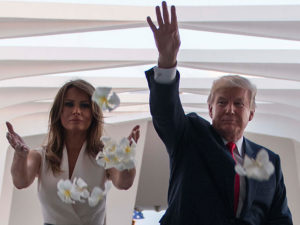 Trump e Melania, visita solenne a Pearl Harbor