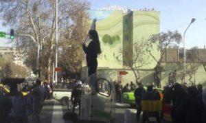 Iran, arrestata la ragazza che protestava senza velo.