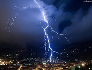 fulmine si abbatte su spiaggia