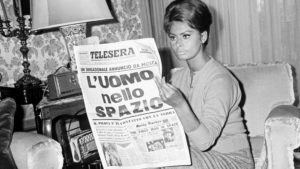 una-foto-della-mostra-sophia-loren-legge-di-gagarin-nel1961