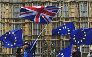 Brexit, si dimettono quattro ministri