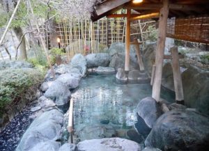 oldest-hot-springs-hotel-nishiyama-onsen-keiunkan-japan-5b2caf2d23dd6__700-1-e1530200152841