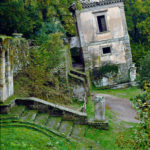 bomarzo-viterbo-italia-la-casa-pendente-nell-eccentrico-16c-giardino-noto-come-il-parco-dei-mostri-di-bosco-sacro-realizzato-da-pier-francesco-orsini-a687ex